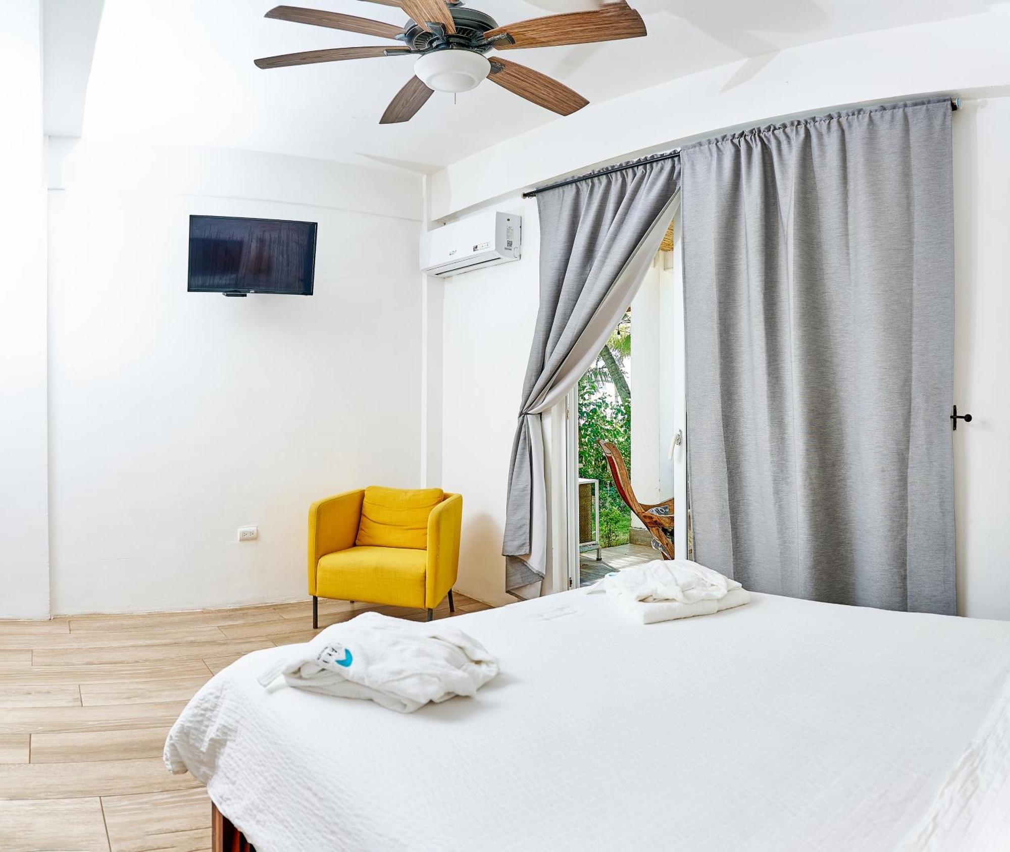 Aaki Hotel ลาส เปนีตาส ภายนอก รูปภาพ