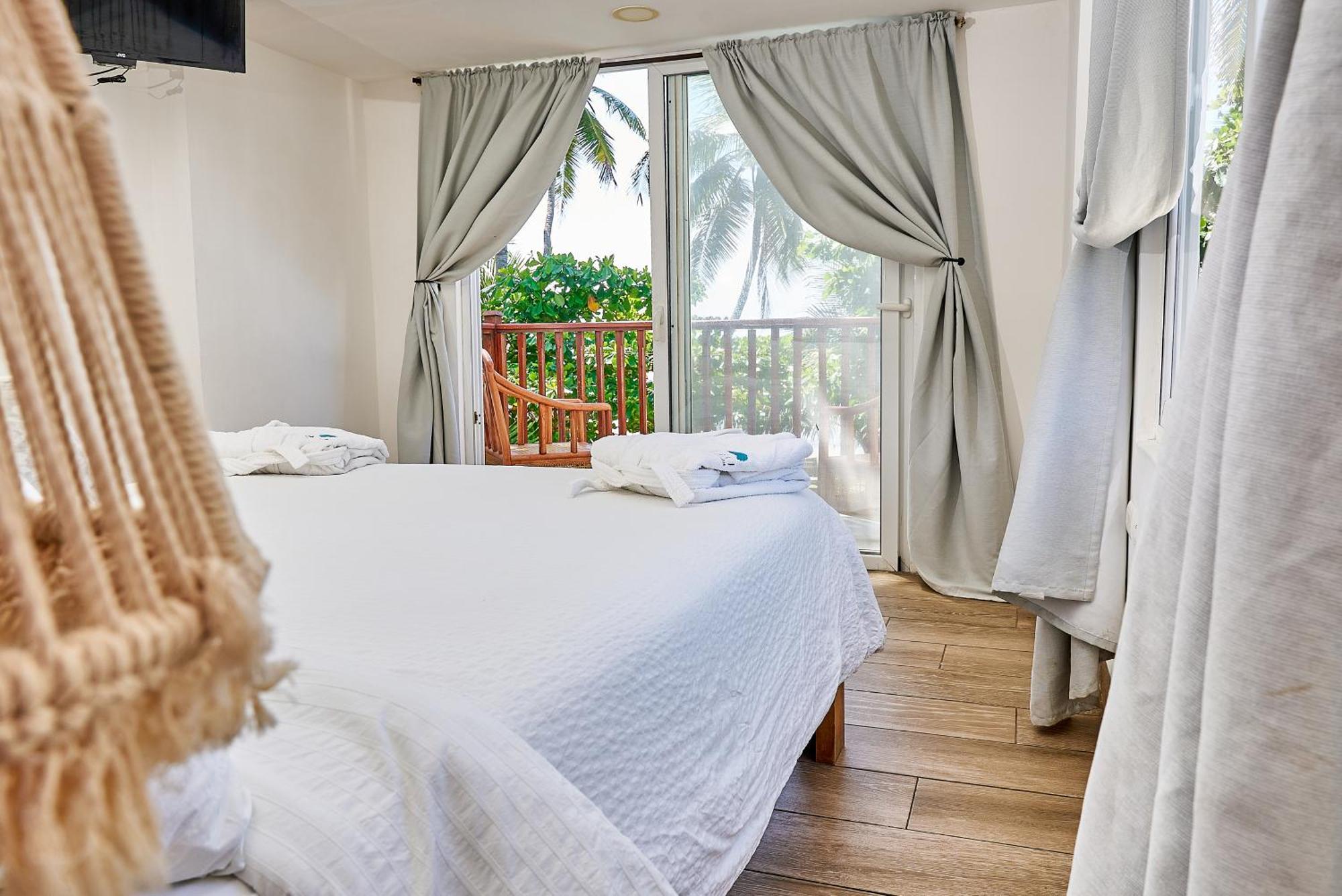 Aaki Hotel ลาส เปนีตาส ภายนอก รูปภาพ