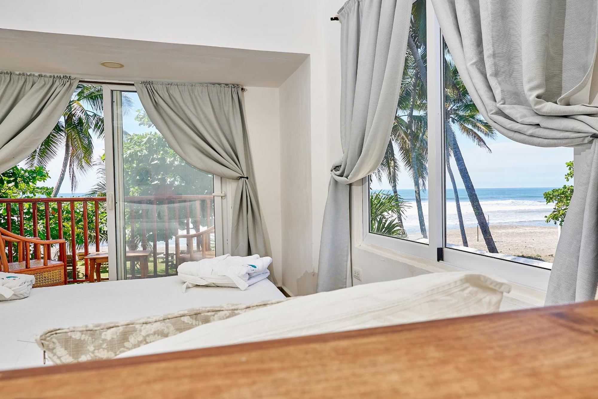 Aaki Hotel ลาส เปนีตาส ภายนอก รูปภาพ