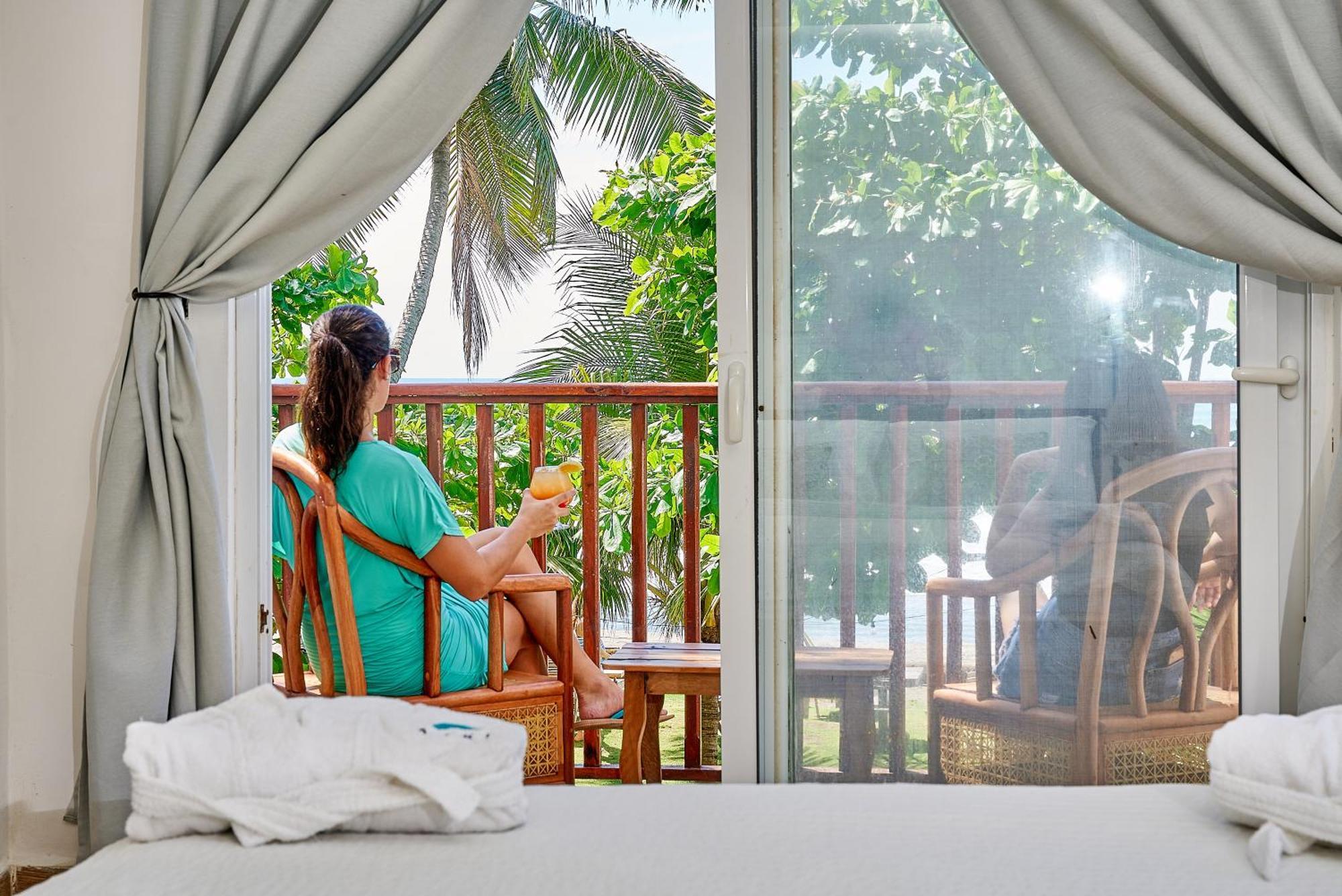 Aaki Hotel ลาส เปนีตาส ภายนอก รูปภาพ