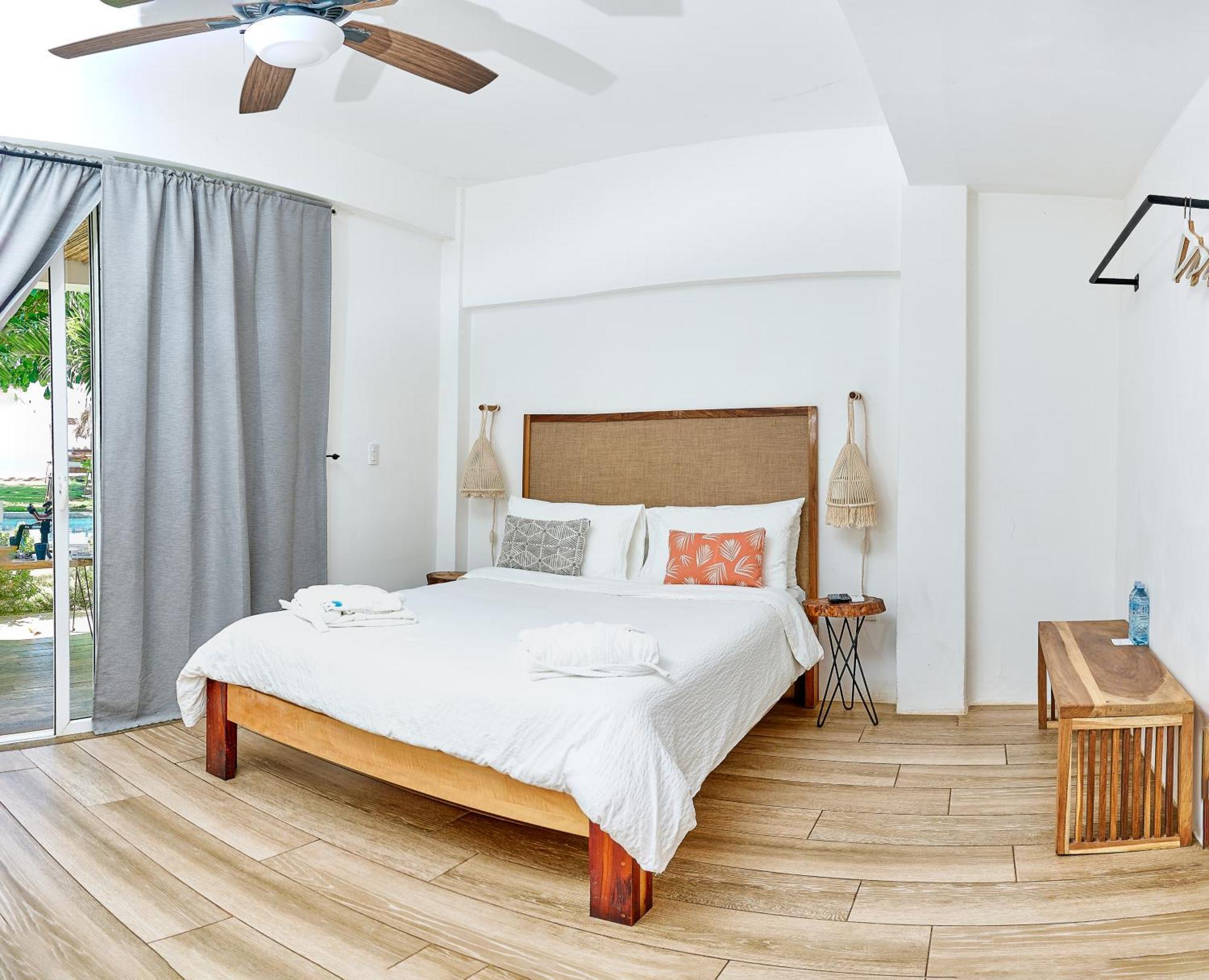Aaki Hotel ลาส เปนีตาส ภายนอก รูปภาพ