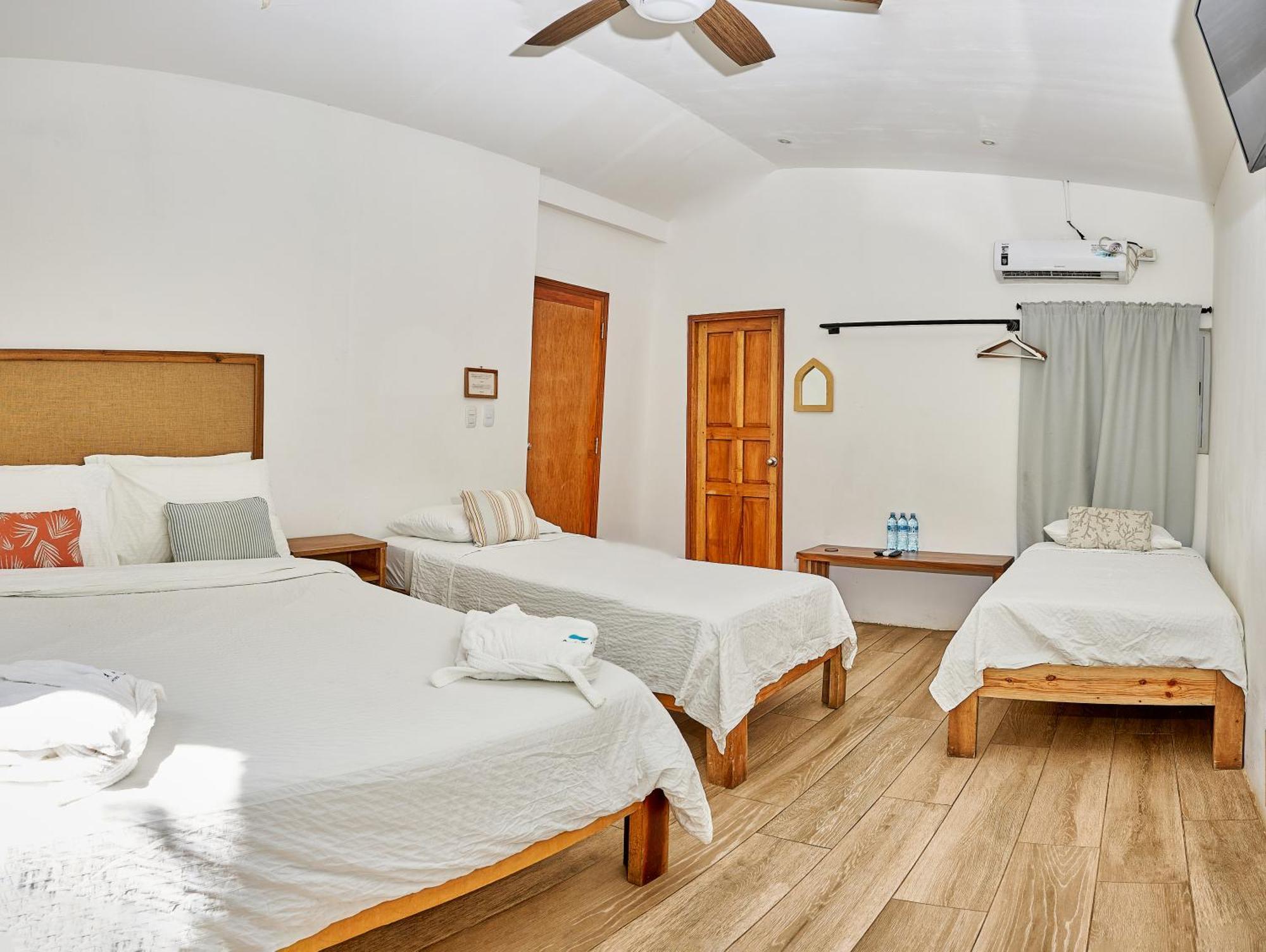 Aaki Hotel ลาส เปนีตาส ภายนอก รูปภาพ