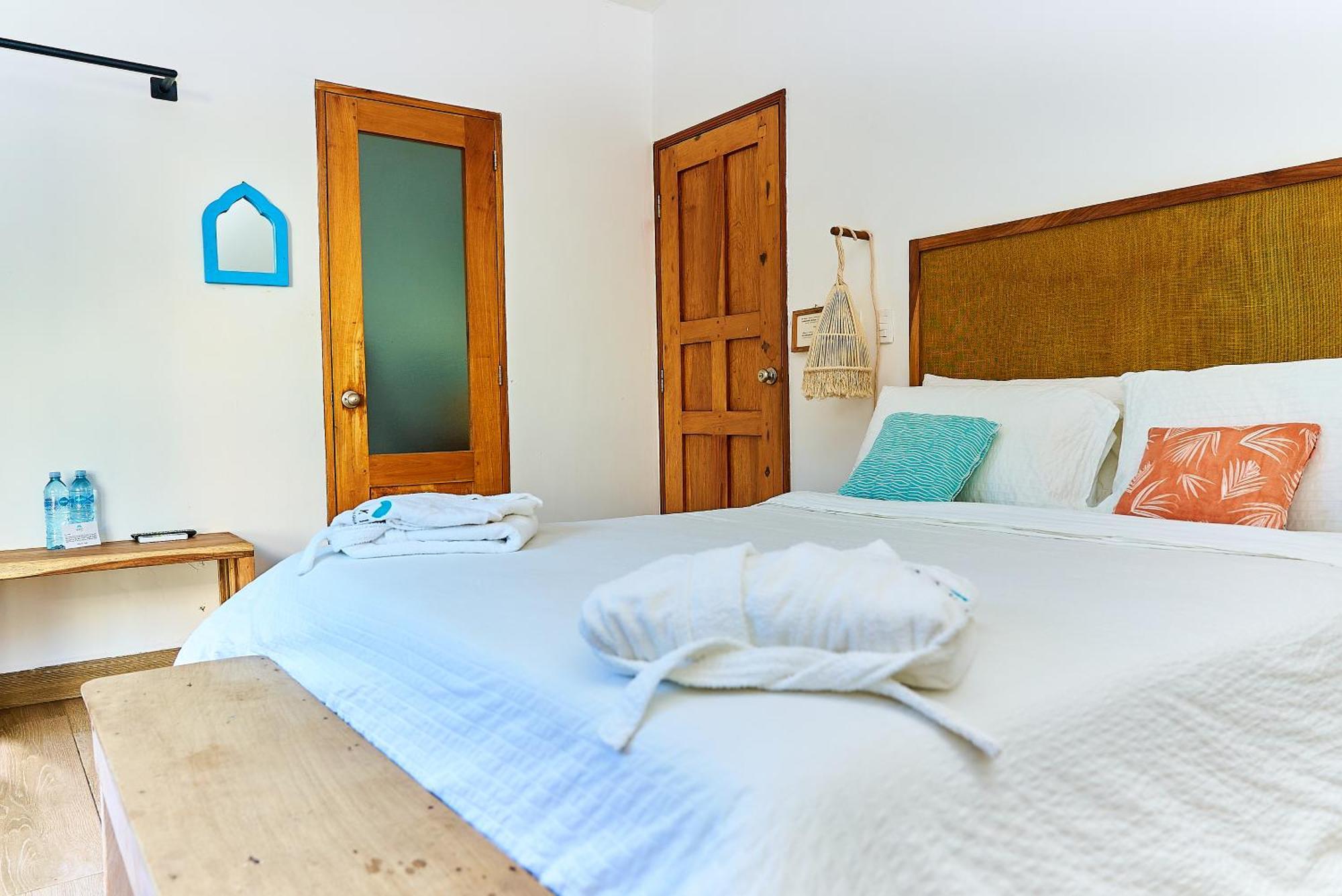 Aaki Hotel ลาส เปนีตาส ภายนอก รูปภาพ