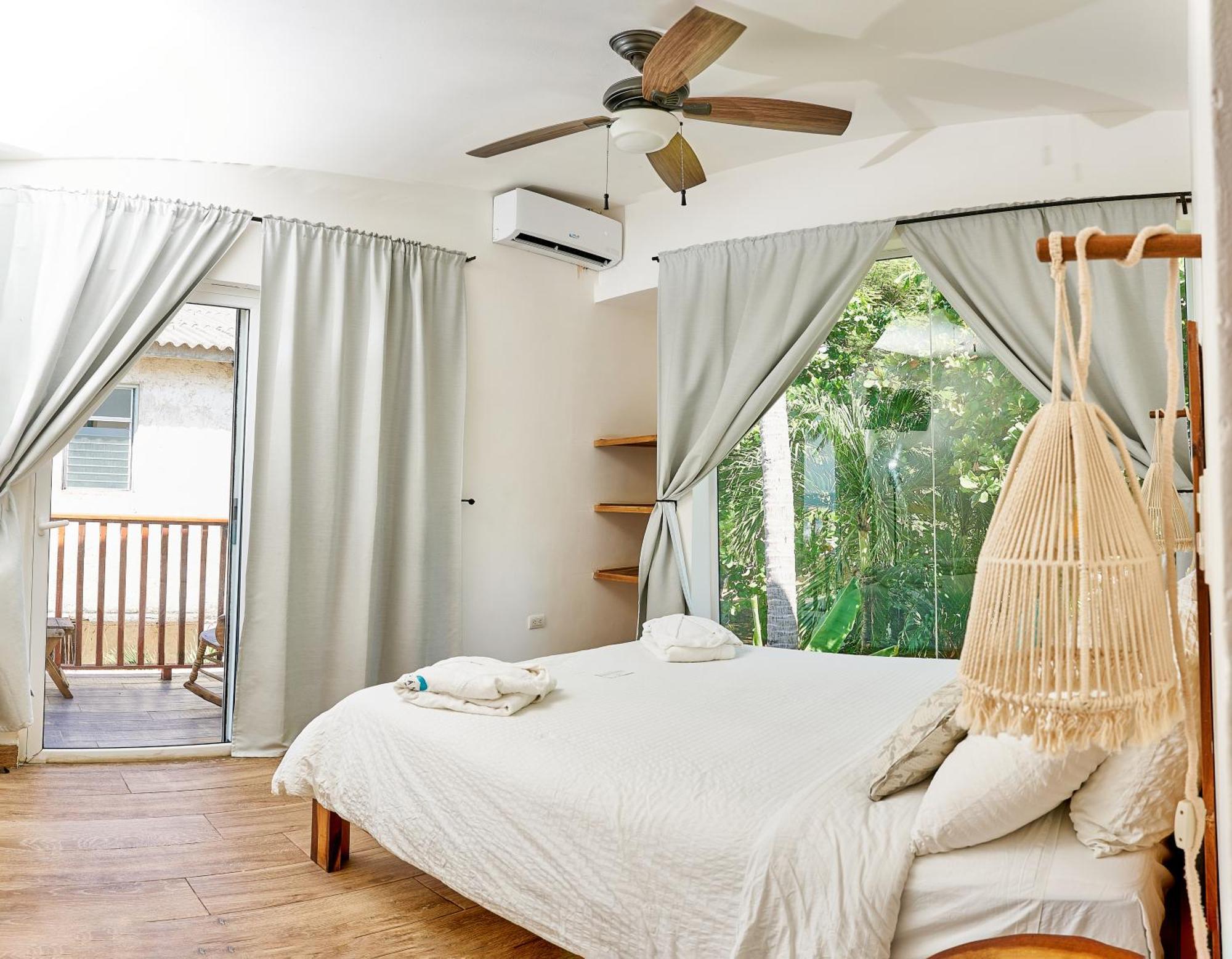 Aaki Hotel ลาส เปนีตาส ภายนอก รูปภาพ